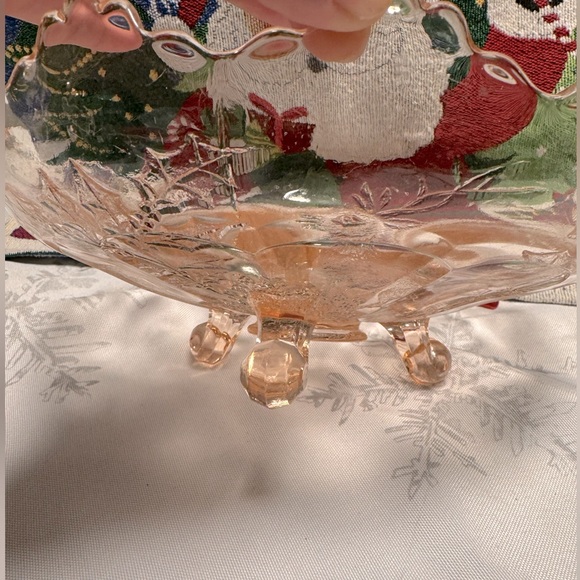 Holiday pink depression glass bowl with feet - Picture 3 of 4